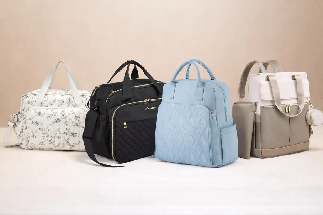 Quatre sacs à langer alignés sur fond beige : modèle floral blanc, sac noir matelassé, sac à dos bleu et sac beige avec pochette.