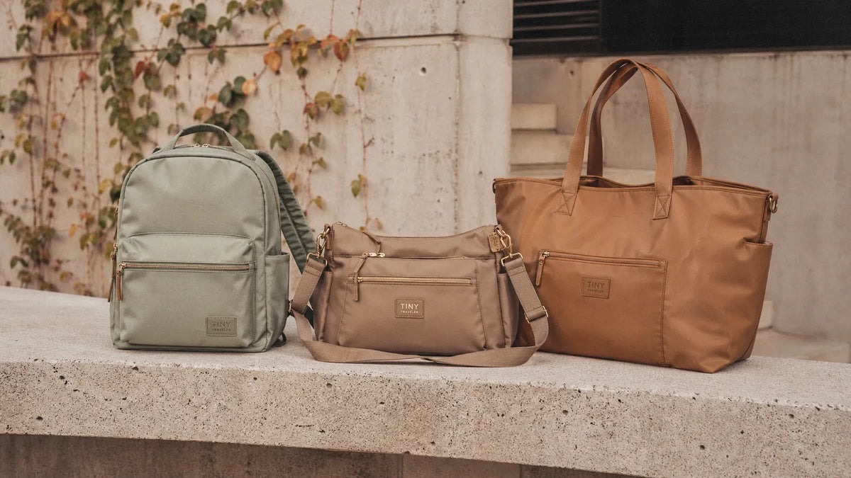 trois sacs à langer posé sur un muret