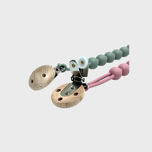 Attache tétine bébé en silicone alimentaire avec perles vert sauge et rose, clip en bois naturel et fixation métallique sécurisée