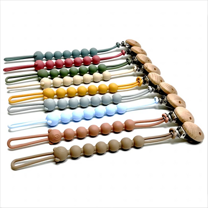 Collection d’attaches tétines en silicone alimentaire de différentes couleurs avec clip en bois naturel et attache sécurisée pour bébé