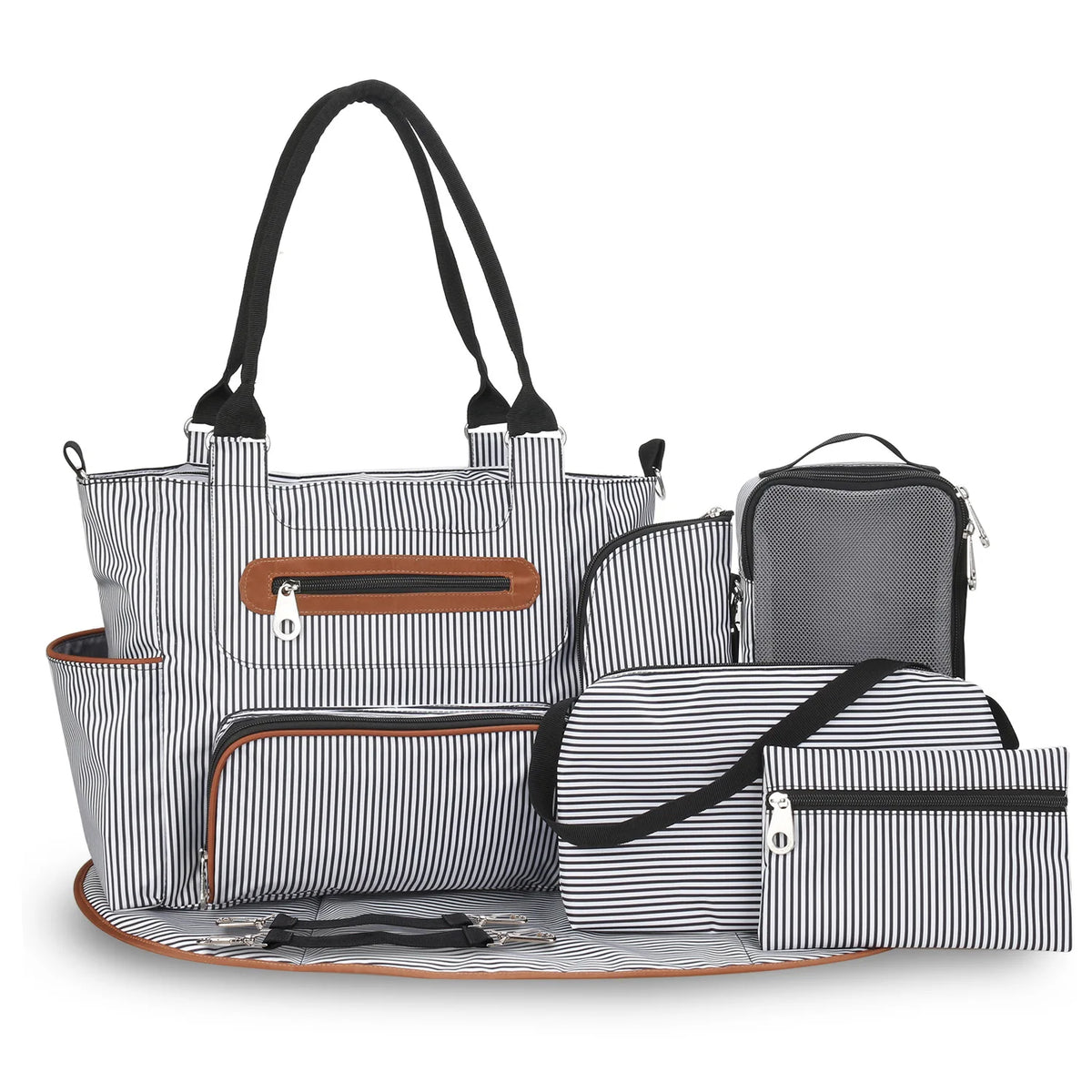 Sac à langer rayé gris et noir présenté avec matelas à langer, pochette, sac biberon et accessoires assortis.