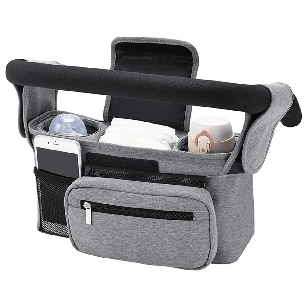 Organisateur de poussette gris avec compartiment central, porte-biberon et poche avant zippée