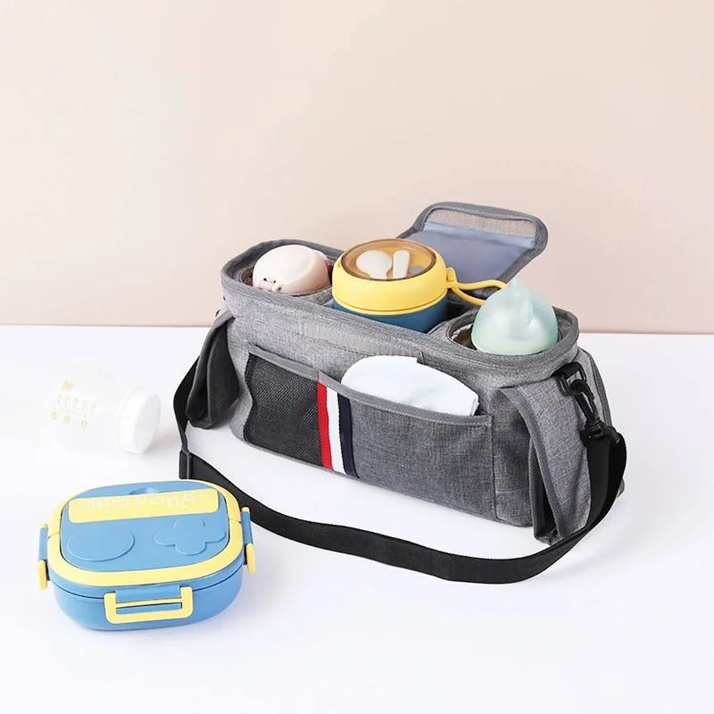 Sac organisateur poussette gris montrant plusieurs compartiments de rangement