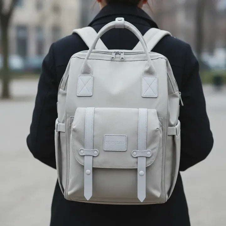 femme qui porte le sac à dos à langer ergonomique dehors