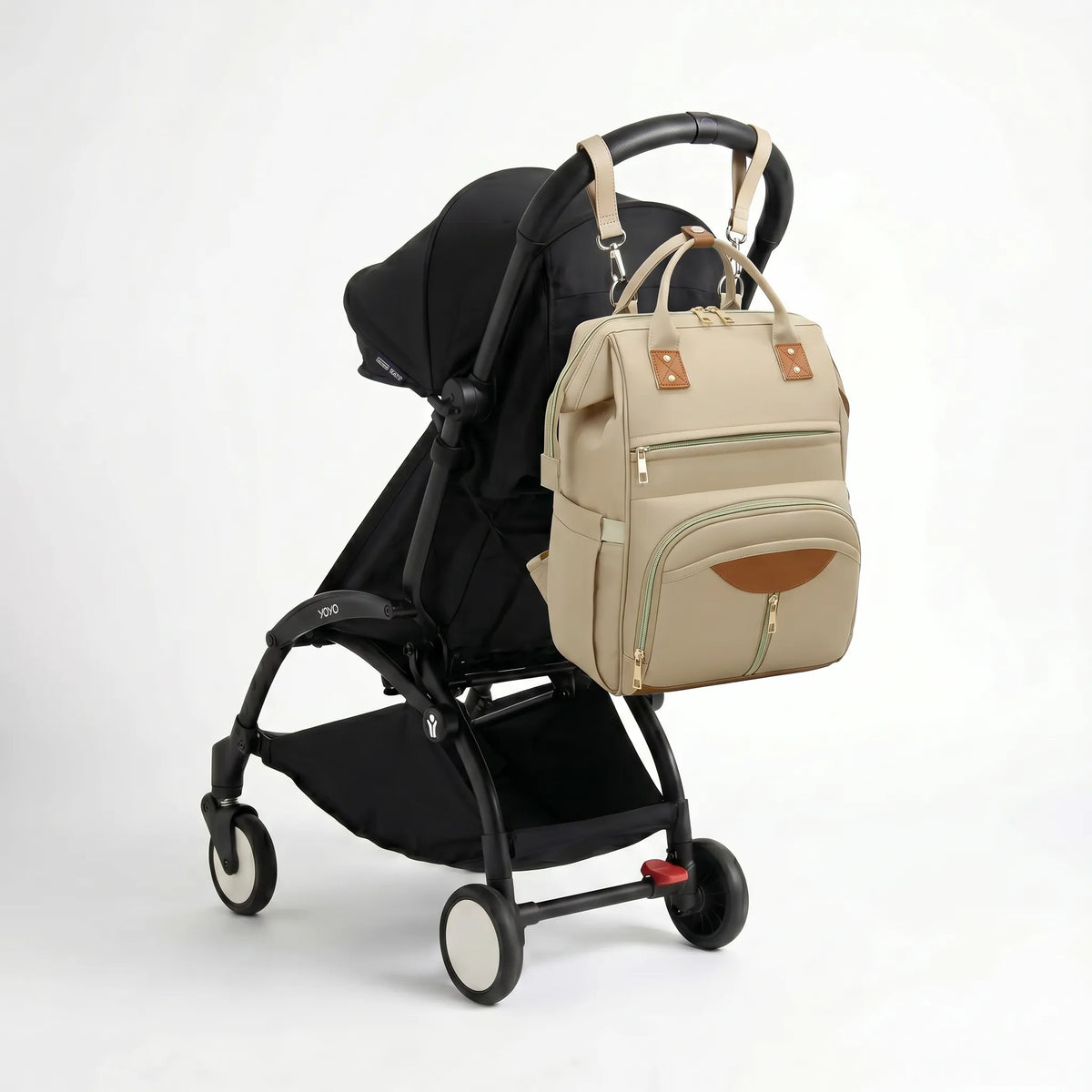 Sac à dos à langer beige déperlant accroché à une poussette YOYO avec sangles incluses pour mains libres