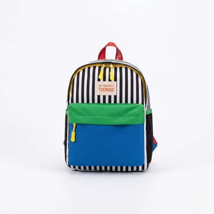 Sac à dos enfant Tochaso à rayures noir et blanc avec poche avant colorblock vert et bleu, zips jaunes et poignée rouge, vue de face