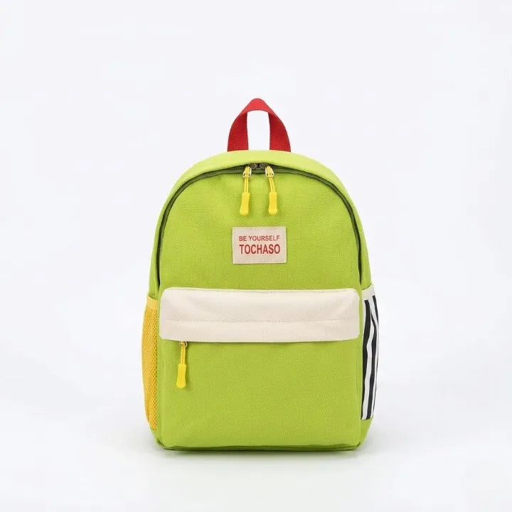 Sac à dos enfant Tochaso vert anis avec bande beige, zips jaunes, poignée rouge et poche filet latérale, vue de face