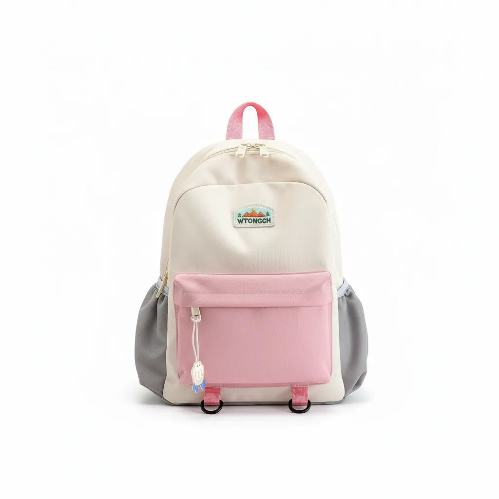 Sac à dos enfant multicolore (orange, jaune, bleu et rose) photographié sur fond blanc en studio, avec poche avant zippée et poches latérales, idéal pour école maternelle et sorties.