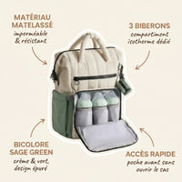Sac à dos à langer matelassé crème et vert sauge avec compartiment isotherme 
avant ouvert pour 3 biberons, matériau imperméable et accès rapide — 
infographie fonctionnalités produit