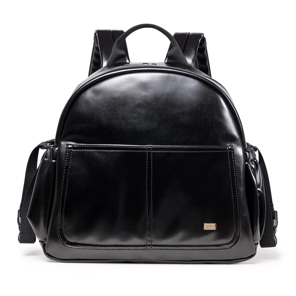 Sac à dos à langer cuir vieilli noir lisse sur fond blanc