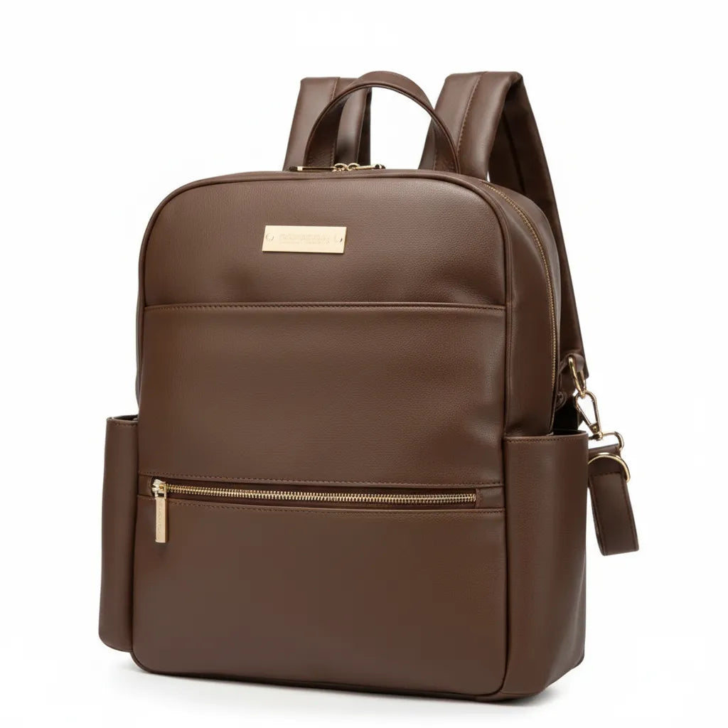 Sac à dos à langer en cuir PU avec poche frontale zippée, poches latérales et bretelles rembourrées, format structuré pour sorties avec bébé.