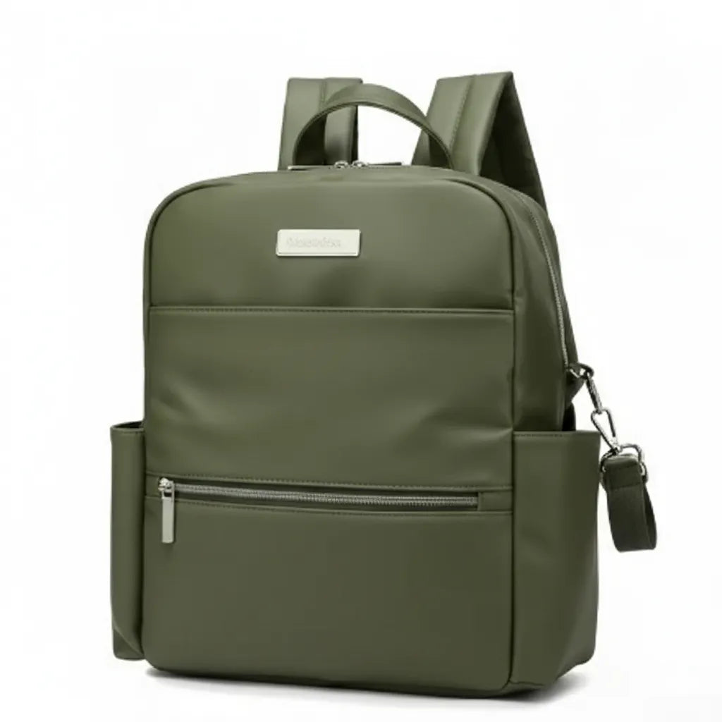 Sac à dos à langer en cuir PU vert poudré avec poche frontale zippée, poches latérales et bretelles rembourrées, format structuré pour sorties avec bébé.