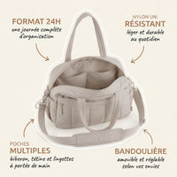 Sac à langer bandoulière en nylon beige uni ouvert avec annotations indiquant le format 24h pour une journée complète, le tissu nylon résistant léger et durable, les poches multiples pour biberon tétine et lingettes, et la bandoulière amovible et réglable