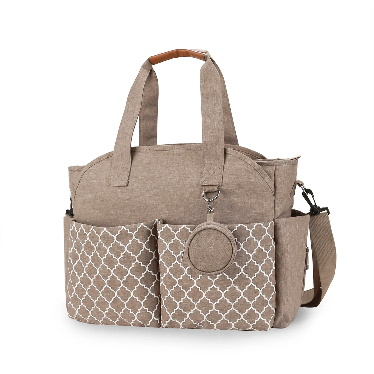 Sac à langer beige à motifs géométriques avec grandes poches avant, poignées solides et bandoulière réglable, idéal pour organiser les affaires de bébé en sortie.