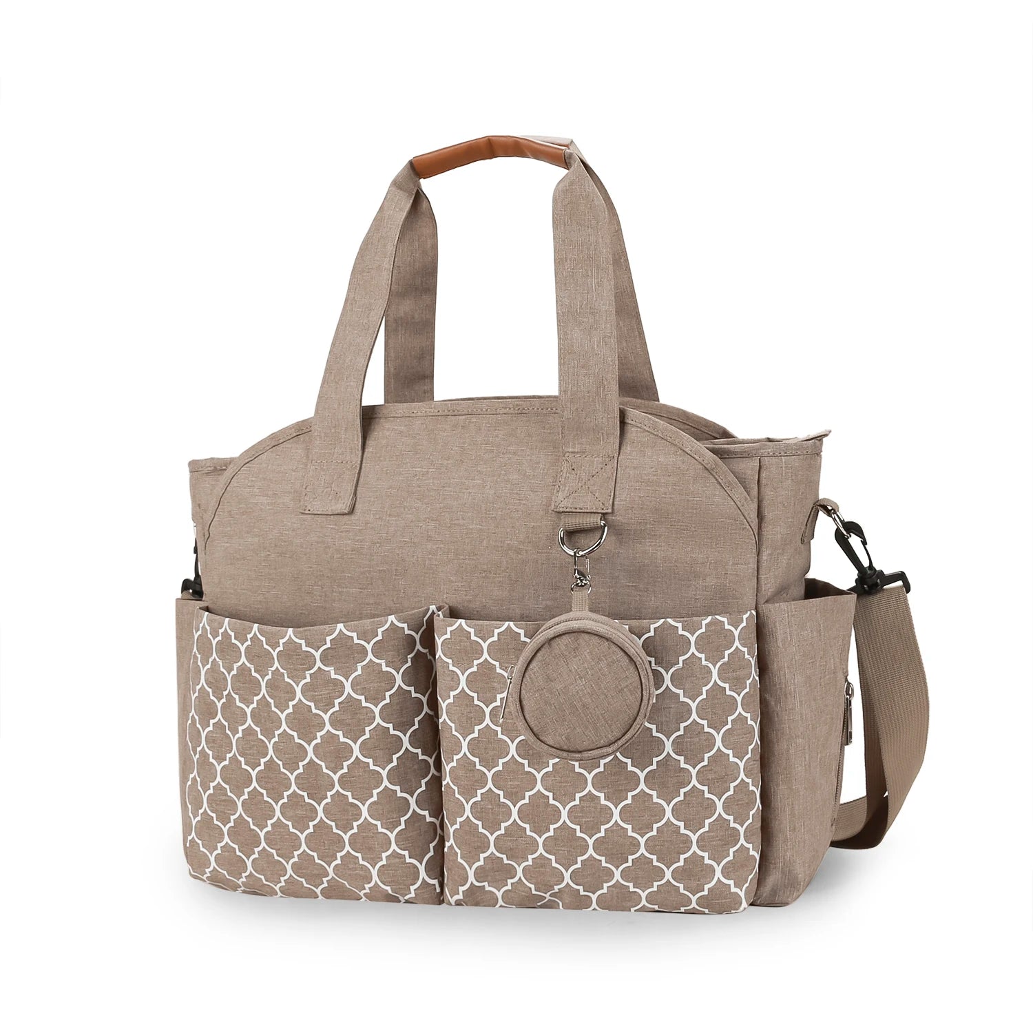 Sac à langer beige à motifs géométriques avec grandes poches avant, poignées solides et bandoulière réglable, idéal pour organiser les affaires de bébé en sortie.