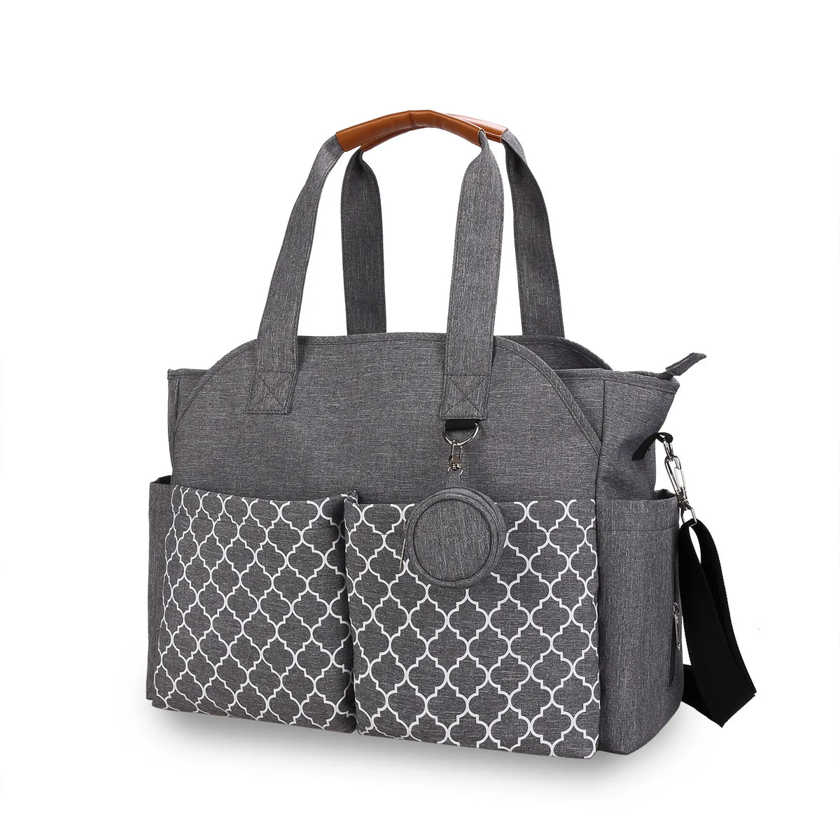 Sac à langer gris à motifs géométriques avec grandes poches avant, poignées solides et bandoulière réglable, idéal pour organiser les affaires de bébé en sortie.