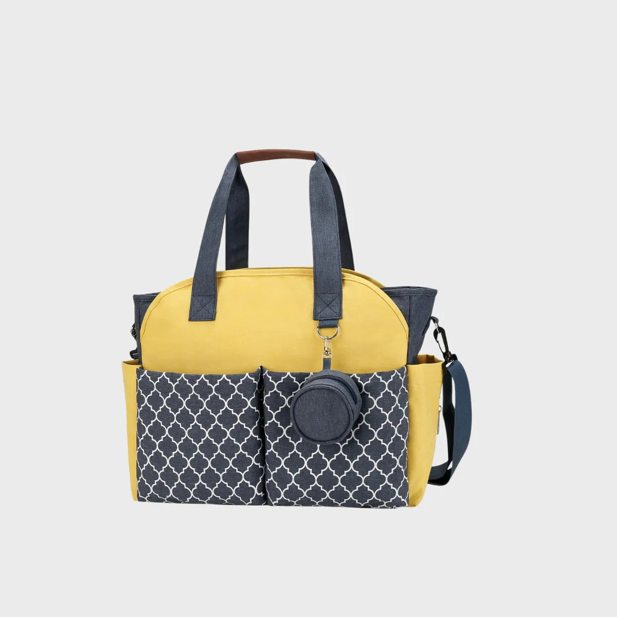 Sac à langer jaune et gris à motifs géométriques avec grandes poches avant, poignées solides et bandoulière réglable, idéal pour organiser les affaires de bébé en sortie.