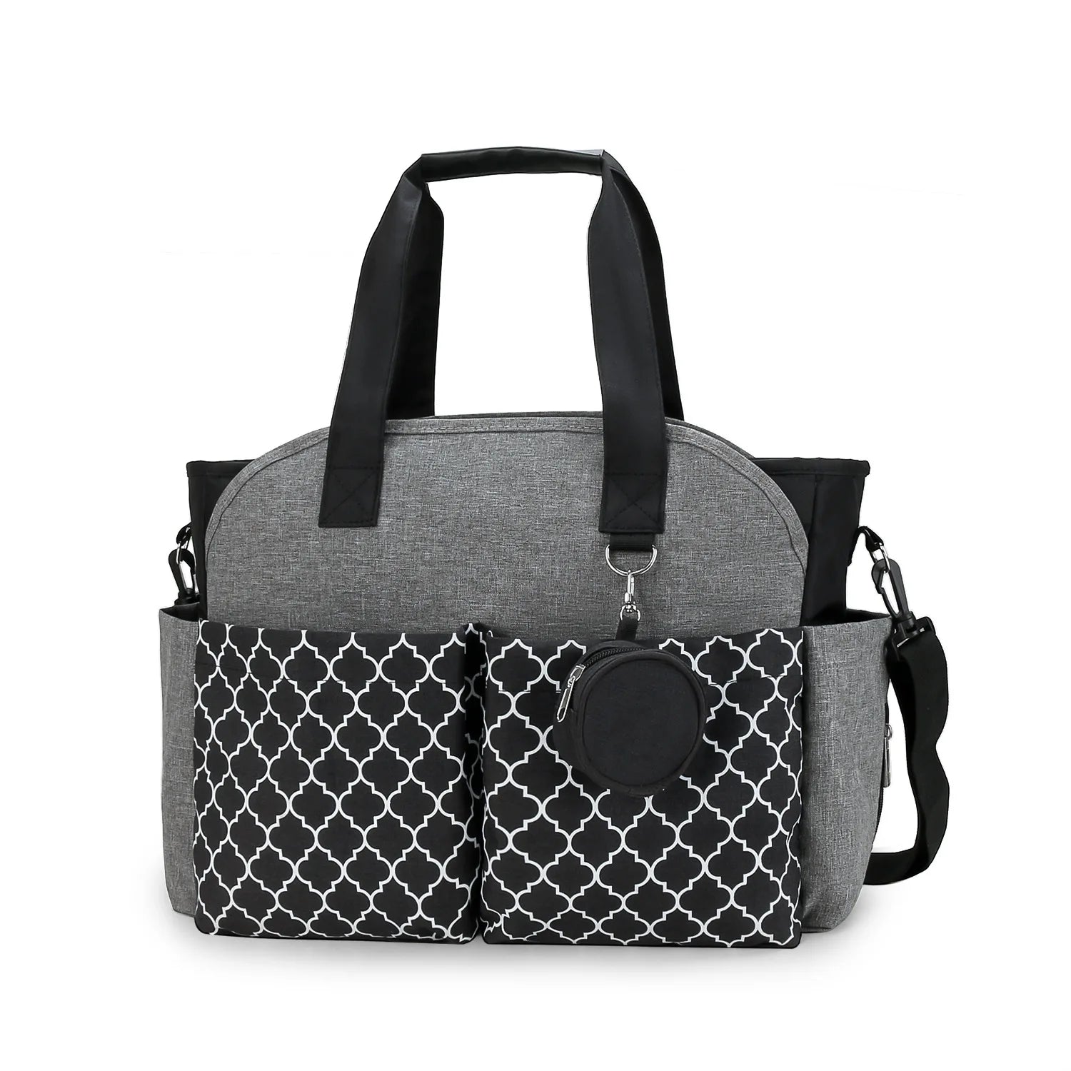 Sac à langer noir et gris à motifs géométriques avec grandes poches avant, poignées solides et bandoulière réglable, idéal pour organiser les affaires de bébé en sortie.