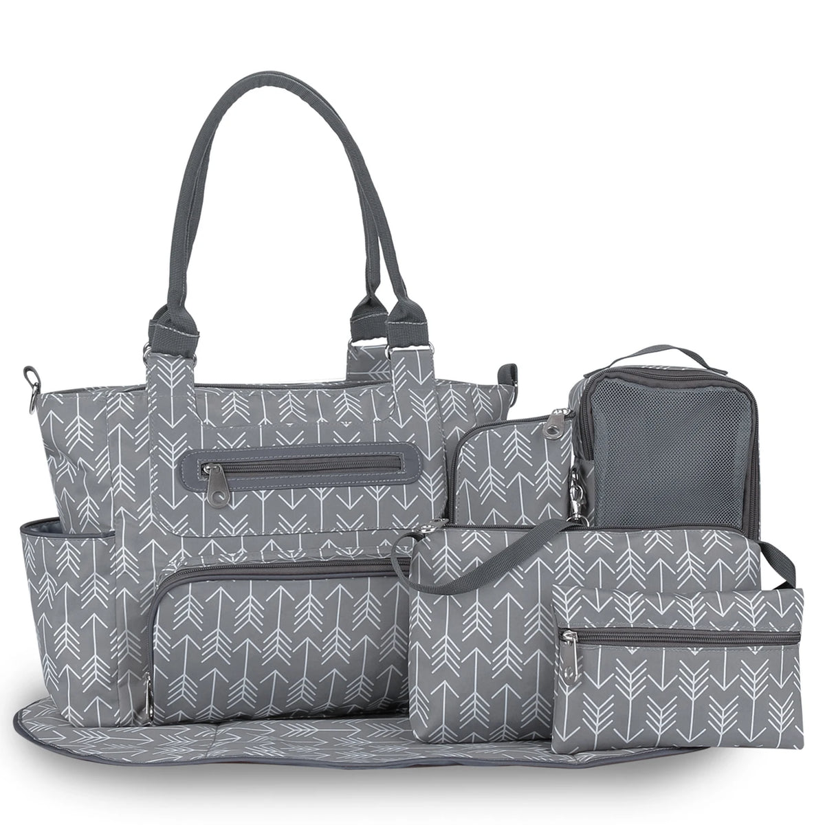 Sac à langer rayé gris et présenté avec matelas à langer, pochette, sac biberon et accessoires assortis.