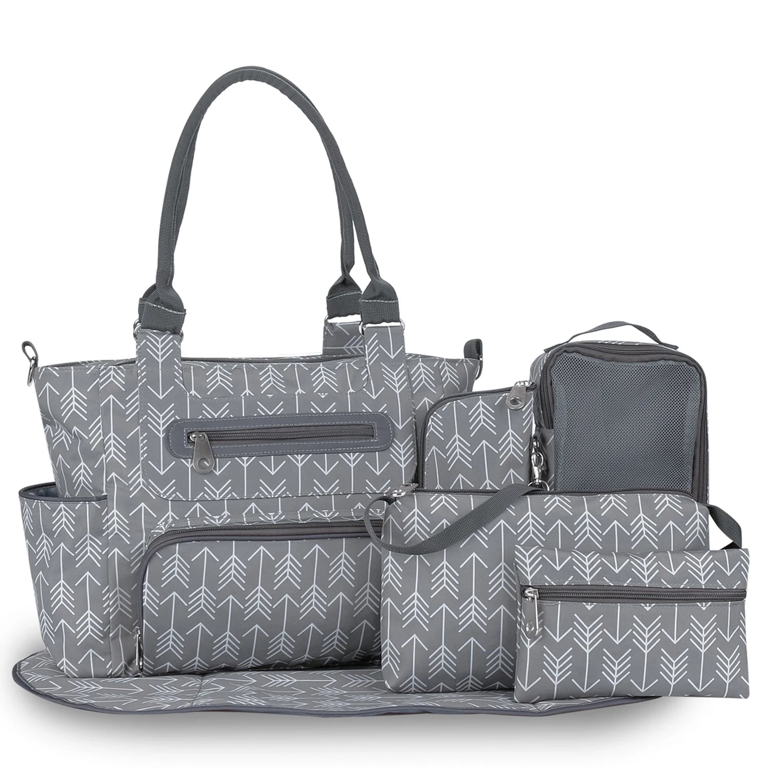 Sac à langer rayé gris et présenté avec matelas à langer, pochette, sac biberon et accessoires assortis.
