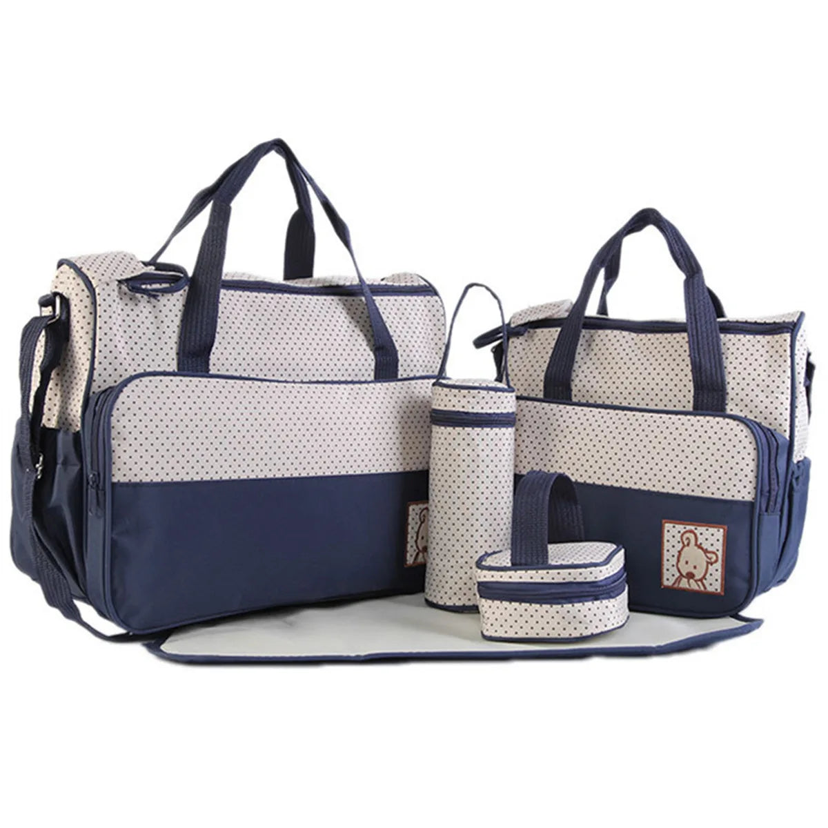 Set sac à langer 5 pièces beige à pois bleu : 2 sacs, pochette, porte-biberon et tapis à langer sur fond blanc