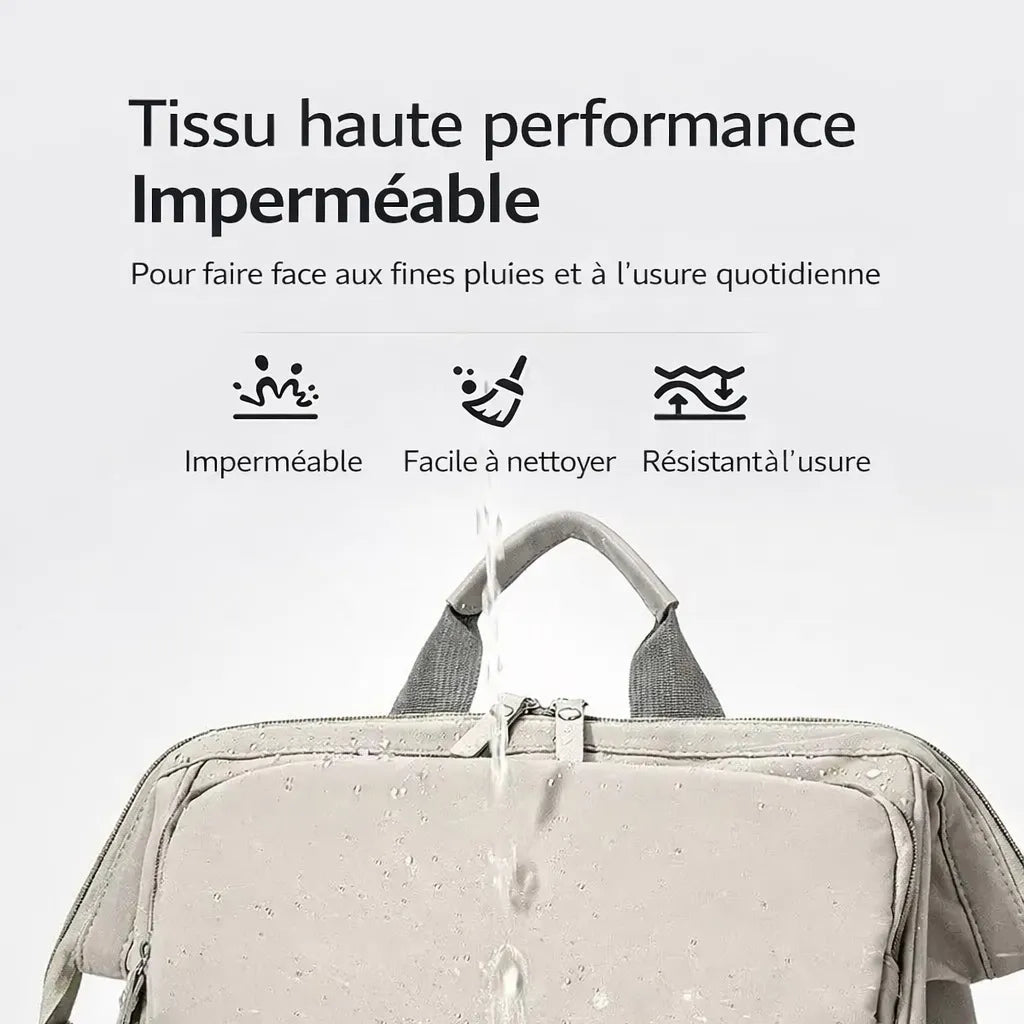 Démonstration de l'imperméabilité du tissu beige recevant des projections d'eau, textile résistant à l'usure et facile à nettoyer.