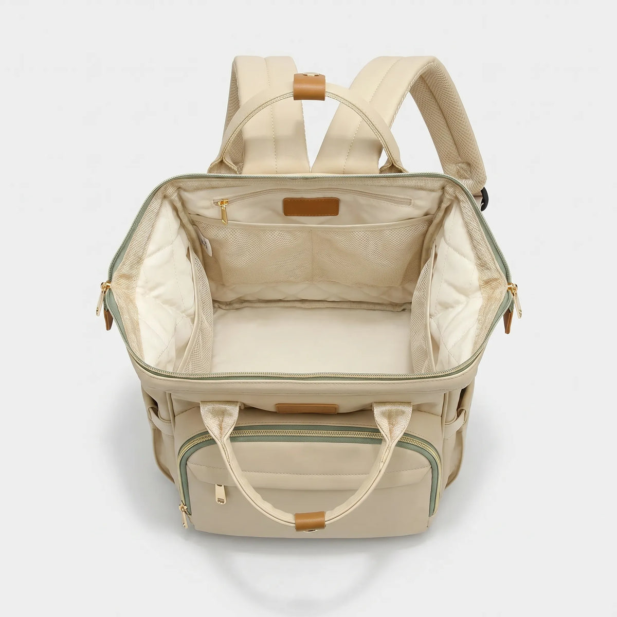 Sac à dos à langer beige déperlant ouvert montrant son organisation intérieure avec poches multiples