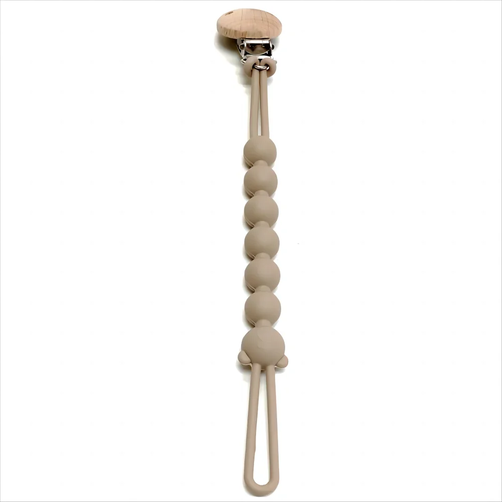attache tétine sur fond blanc