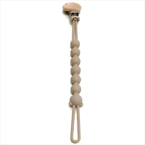 attache tétine sur fond blanc