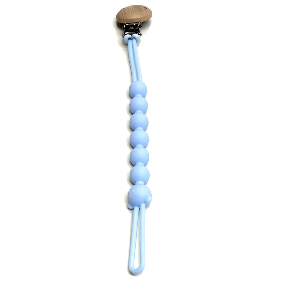 attache tétine bleue sur fond blanc