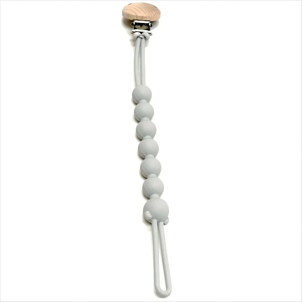 attache tétine grise sur fond blanc