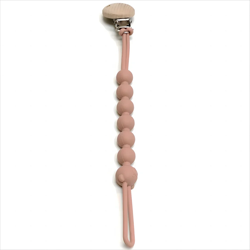 attache tétine marron sur fond blanc