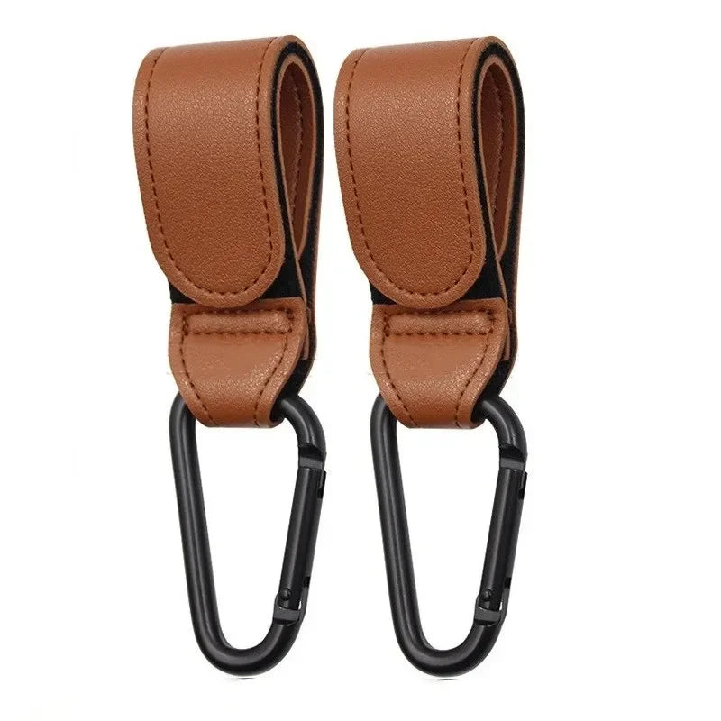 attaches poussettes marron sur fond blanc