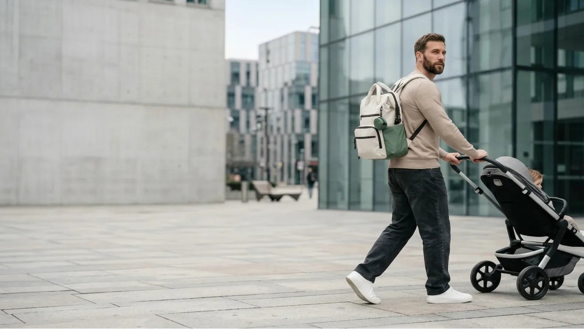 papa portant le sac a dos a langer matelassé en poussant bebe en poussette