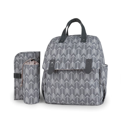 Sac à dos à langer motif flèches gris avec tapis à langer et pochette isotherme biberon coordonnés