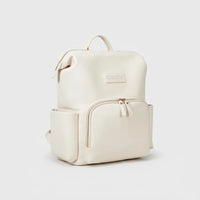 sac à dos à langer en cuir blanc sur fond blanc