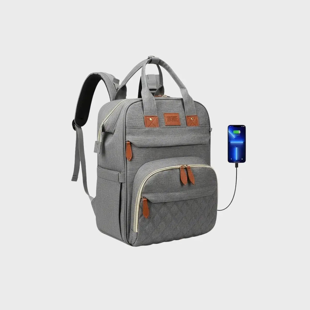 sac a dos a langer avec port usb integre montrant un telephone qui charge, sur fond gris