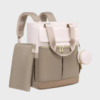 sac a dos a langer beige et blanc ergonomique sur fond gris
