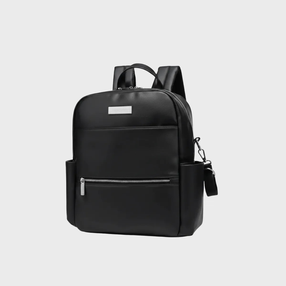 Sac à dos à langer en cuir PU noir avec poche frontale zippée, poches latérales et bretelles rembourrées, format structuré pour sorties avec bébé.