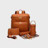 Sac à dos à langer en cuir PU avec poche frontale zippée, pochette assortie, porte-biberon isotherme, tapis à langer et attaches poussette, présenté sur fond blanc studio