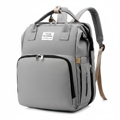 sac à dos à langer gris sur fond blanc