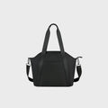 Sac à langer noir effet cuir PU bandoulière elégant avec poignées longues – compatible poussette sur fond blanc