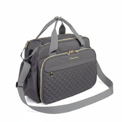 sac à langer gris bandoulière sur fond blanc