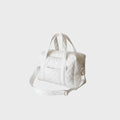 Sac à langer en gaze de coton blanc matelassé, format grande capacité 33x13x24 cm, porté main avec bandoulière amovible.
