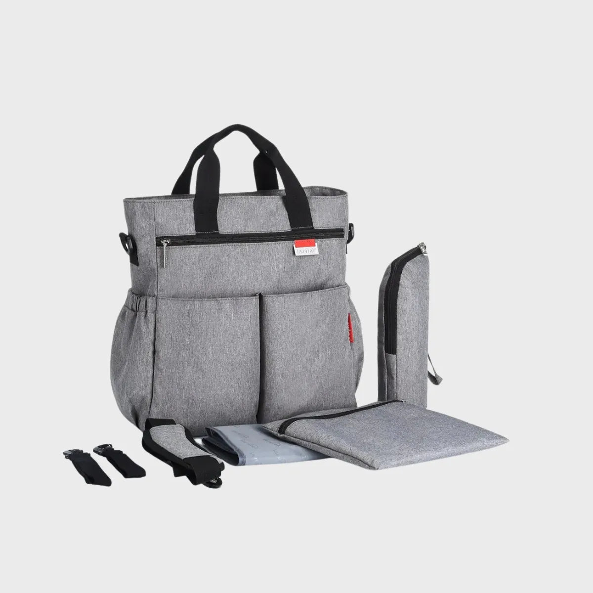 sac à dos à langer gris avec tapis à langer et accessoires sur fond blanc