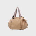sac a langer couleur camel cafe sur fond gris