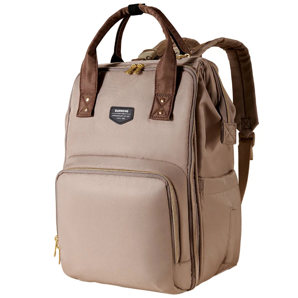 sac à dos à langer multifonction sur fond blanc