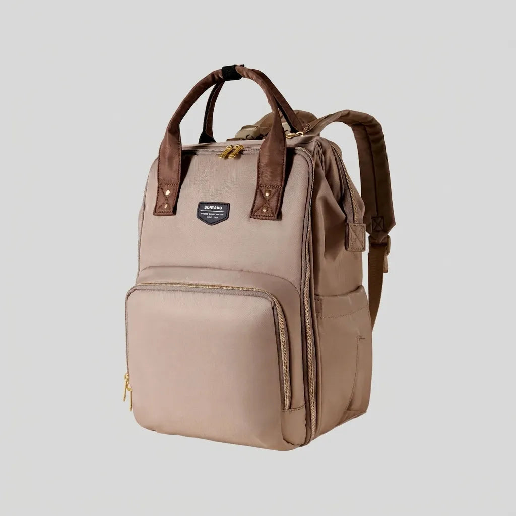 sac à dos à langer multifonction sur fond gris clair