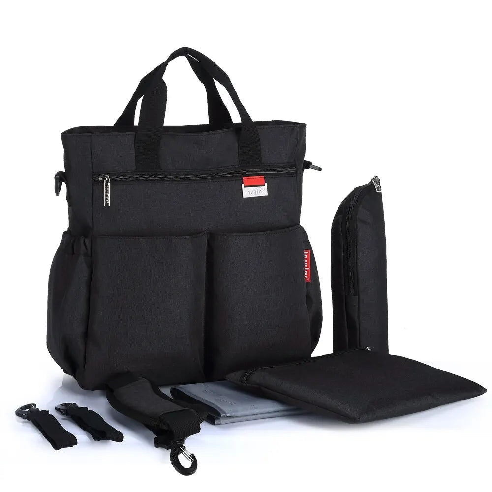 sac à dos à langer noir avec tapis à langer et accessoires sur fond blanc