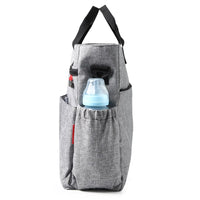 sac à dos à langer de profil qui montre la poche laterale incluant un biberon